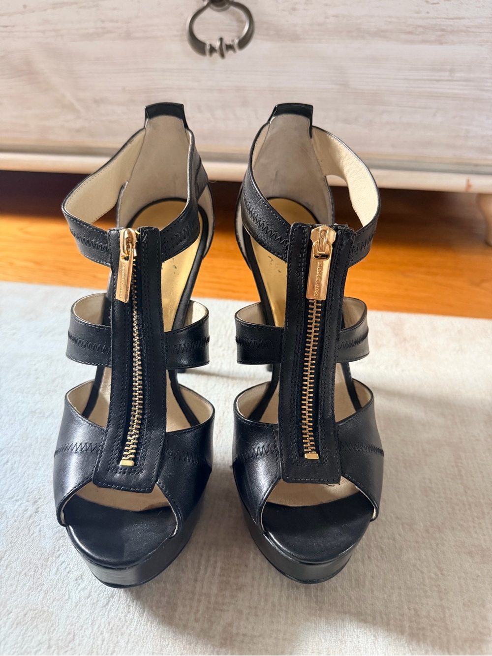 Michael Kors Black Leather T-Strap Platform Heels Size 8 Gold Zip - Picture 1 of 4